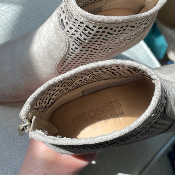 Coconuts by Matisse Women's Taupe Block Heel Ankle Booties. Size 7M - Picture 3 of 10